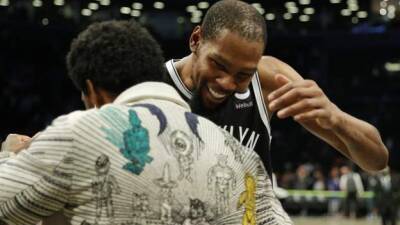 Kevin Durant - Kyrie Irving - Eric Adams - NBA: Kevin Durant questions New York's Covid-19 rules - bbc.com - New York -  New York - Los Angeles - county Adams -  Durant