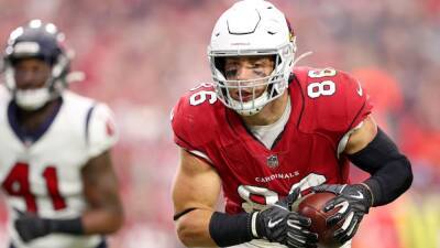 Veteran tight end Zach Ertz, 31, remains with Arizona Cardinals, agrees to new three-year contract - espn.com - county Eagle - state Arizona