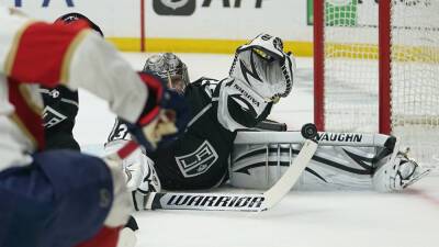 Kings' Jonathan Quick gets win in 700th game, LA beats Florida 3-2