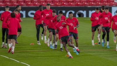 Llegada y entrenamiento: así ha sido el día del Atlético en Manchester