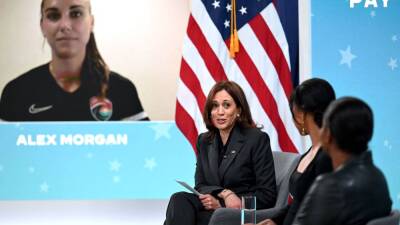 Kamala Harris hosts US women footballers on Equal Pay Day