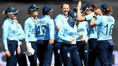 Nat Sciver - Heather Knight - Cricket World Cup: England beat India to keep hopes alive - bbc.com - Australia - South Africa - New Zealand - India