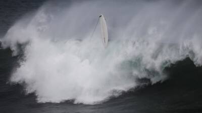 Muere un surfista entre las rocas y el oleaje de la Zurriola