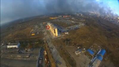 Bombardeo a vista de pájaro: el momento en que un misil alcanza un edificio residencial ucraniano