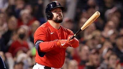 Slugger Schwarber signs 4-year, free-agent contract with Phillies: report