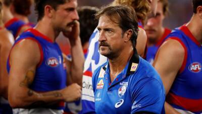Western Bulldogs coach Luke Beveridge launches verbal attack on journalist Tom Morris - abc.net.au