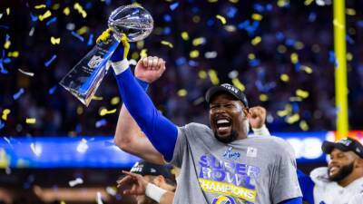 Aaron Donald - Buffalo Bills, LB Von Miller agree on six-year contract; TE O.J. Howard gets 1-year deal - espn.com - county Miller - Los Angeles - county Bay