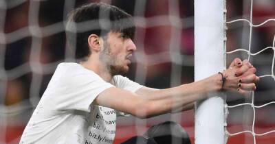 Roberto Firmino - Arsenal vs Liverpool interrupted after protester tried to attach himself to goal - msn.com - Manchester