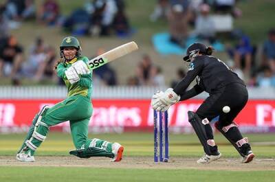 Laura Wolvaardt - Sune Luus - Sophie Devine - Kapp the star as Proteas win another World Cup blockbuster, remain undefeated - news24.com - Australia - South Africa - New Zealand - county Hamilton