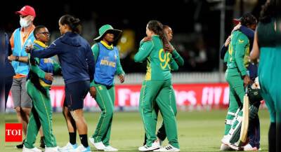 Laura Wolvaardt - Sune Luus - Sophie Devine - Amelia Kerr - SA vs NZ, ICC Women's World Cup: South Africa continue unbeaten run, hand New Zealand 2-wicket loss - timesofindia.indiatimes.com - South Africa - New Zealand - county Martin
