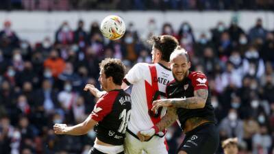 David García - Ronald Araújo - Rayo Vallecano | Catena, rey de los duelos - en.as.com