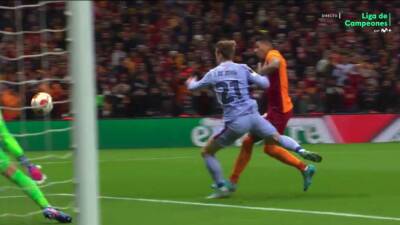 Benito Villamarín - Jordi Alba - Lluvia de objetos y balonazo de Jordi Alba a la grada - en.as.com