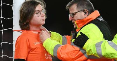 Crazy scenes as protestor ties himself to goalpost by his neck during Everton v Newcastle - msn.com