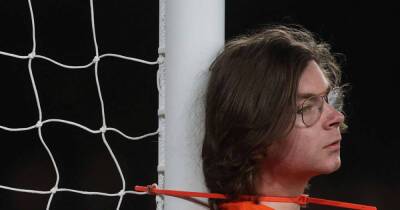 Boris Johnson - Christian Radnedge - Soccer-Oil protestor ties himself to goal post at Premier League fixture - msn.com - Britain - Saudi Arabia