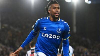 Frank Lampard - Eddie Howe - Alex Iwobi - Everton 1-0 Newcastle United: Alex Iwobi's stoppage-time goal earns 10-man Toffees huge victory - bbc.com