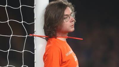 Boris Johnson - Protester ties himself to goalpost during Everton-Newcastle United match - abc.net.au - Britain - Saudi Arabia