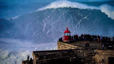 Reclaman el récord del mundo con dos olas gigantes de 30 metros en Nazaré - en.as.com - Portugal -  Santos