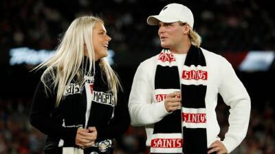 Shane Warne's son, Jackson, flips coin as St Kilda pays tribute to the late cricket legend