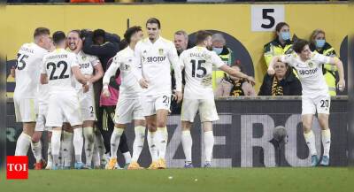 Leeds United snatch last-gasp win at 10-man Wolverhampton Wanderers