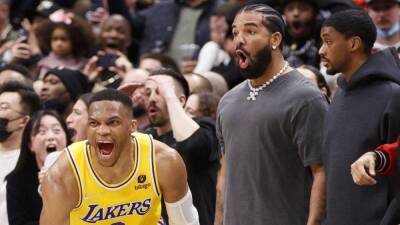 Los Lakers navegan el caos total para llegar a buen puerto