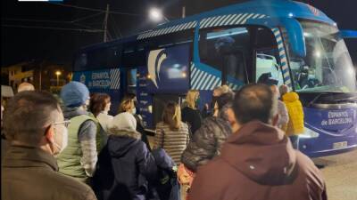 40 refugiados llegan de Ucrania a bordo del autocar del Espanyol - en.as.com