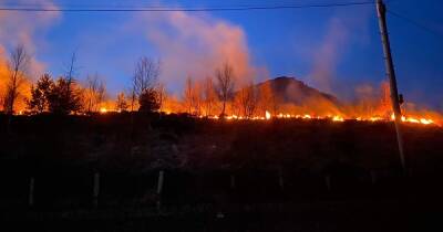 LIVE Fire crews battle huge blaze on Saddleworth moorland with roads cordoned off