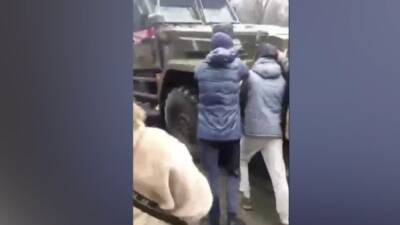 Miguel Indurain - Civiles ucranianos se plantan delante de los militares rusos - en.as.com