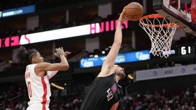 Ivica Zubac has 22 points to help Clippers rout Rockets - foxnews.com - Los Angeles -  Los Angeles - Houston