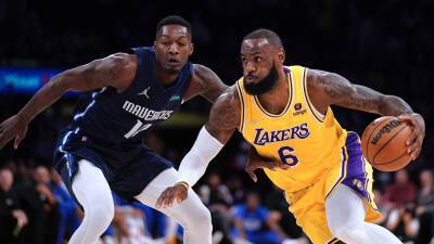 Mavericks blow big lead, rally to hold off Lakers