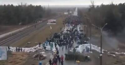 Enerhodar nuclear plant barricaded by civilians with tyres and lorries as Russian troops approach - manchestereveningnews.co.uk - Russia - Ukraine -  Vienna -  Kherson -  Mariupol