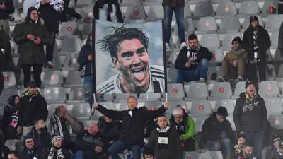 La acogida a Vlahovic: racismo, 10.000 silbatos y Dante Alighieri... - en.as.com