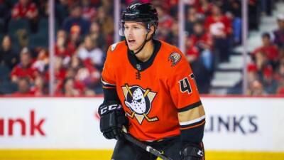 Bruins to acquire Lindholm from Ducks - tsn.ca -  Boston