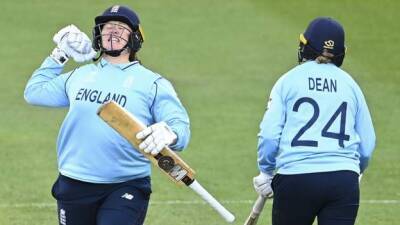 Nat Sciver - Sophie Ecclestone - Sophia Dunkley - Sophie Devine - Eden Park - Cricket World Cup: England beat New Zealand in Auckland thriller - bbc.com - New Zealand - India - Bangladesh - Pakistan