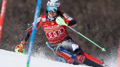 Henrik Kristoffersen holds off Feller to win 3rd slalom World Cup title