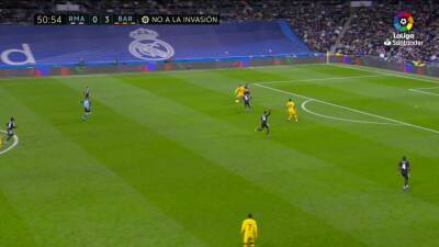 Nunca lo ha de hacer un profesional y menos si vas 0-3 con el Barça en casa: Casemiro... - en.as.com - Madrid