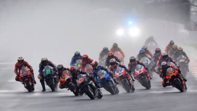 MotoGP : Recital de Oliveira en agua