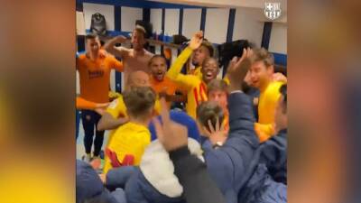 Totalmente desatados: vean la locura de todo el Barça en el vestuario en un vídeo de impacto - en.as.com
