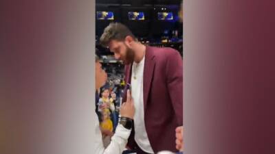 Escándalo: un jugador de la NBA se encara con un fan y lanza su móvil por los aires