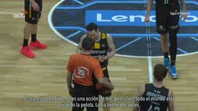 La extensión del entrenador en el campo: Marcelinho Huertas con micrófono es un espectáculo - en.as.com - Madrid