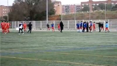 Vergonzoso lo que hicieron estos padres en mitad de un partido de juveniles - en.as.com - Madrid