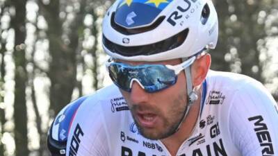 Michael Matthews - Sonny Colbrelli collapses after Volta a Catalunya stage one - bbc.com - Spain - Italy - Bahrain