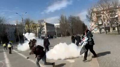 El ejército ruso abre fuego contra manifestantes ucranianos en contra de la ocupación en Jersón