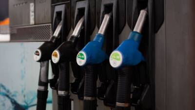 El Gobierno planea poner un límite al precio del combustible