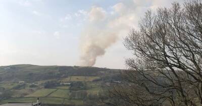 BREAKING Fire crews battling moorland blaze near Greater Manchester - manchestereveningnews.co.uk - Manchester