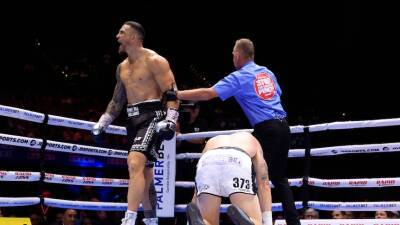 Sonny Bill Williams knocks out Barry Hall in first round of boxing bout
