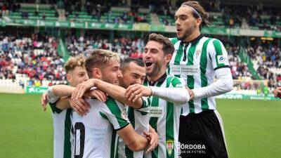 Miércoles laborable, 12:00, lluvia, 2ª RFEF... ¡y El Arcángel se 'llena'!