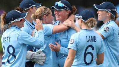 Heather Knight - Sophie Ecclestone - Katherine Brunt - Cricket World Cup: England crush Pakistan in Christchurch - bbc.com - South Africa - New Zealand - India - Bangladesh - Pakistan