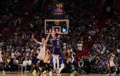Andrew Wiggins - Steve Kerr - Stephen Curry - Poole too hot for Heat as Warriors bounce back - beinsports.com - Florida - county Bucks