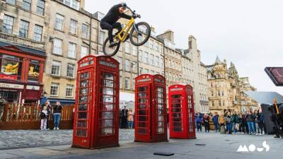 Danny MacAskill: MTB sobre ordenadores y teléfonos - en.as.com