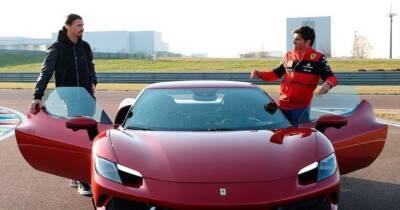 Charles Leclerc - Carlos Sainz - Carlos Sainz pone a prueba con Ibrahimovic el Ferrari 296 GTB - en.as.com